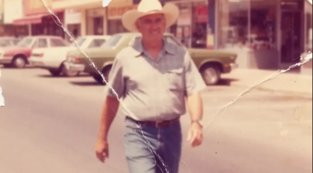 Foto original dañada con pliegues y arañazos